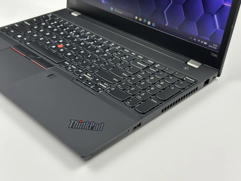 Lenovo ThinkPad T590 z i5-8365U, 15.6" FHD i Intel UHD Graphics 620. Biznesowy laptop z klawiaturą US, blokiem numerycznym i solidną obudową.
