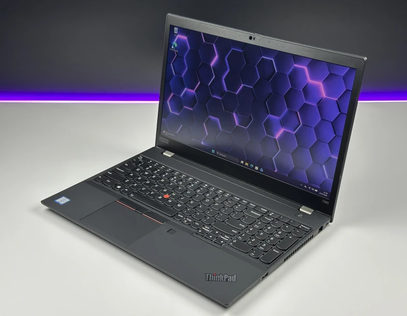 Lenovo ThinkPad T590 z i5-8365U, 15.6" FHD i Intel UHD Graphics 620. Biznesowy laptop z klawiaturą US, blokiem numerycznym i solidną obudową.