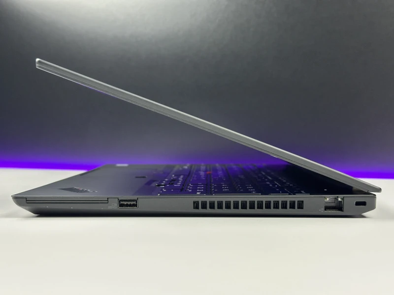 Lenovo ThinkPad T590 z i5-8365U, 15.6" FHD i Intel UHD Graphics 620. Biznesowy laptop z klawiaturą US, blokiem numerycznym i solidną obudową.