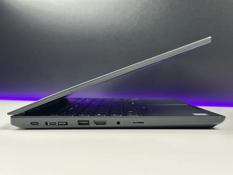 Lenovo ThinkPad T590 z i5-8365U, 15.6" FHD i Intel UHD Graphics 620. Biznesowy laptop z klawiaturą US, blokiem numerycznym i solidną obudową.