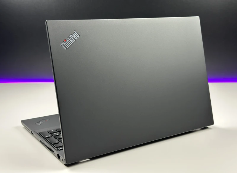 Lenovo ThinkPad T590 z i5-8365U, 15.6" FHD i Intel UHD Graphics 620. Biznesowy laptop z klawiaturą US, blokiem numerycznym i solidną obudową.