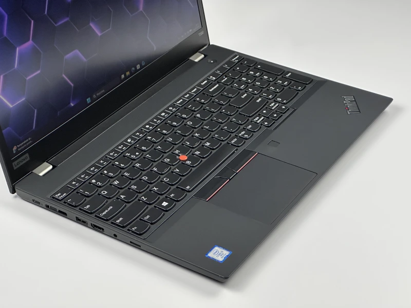Lenovo ThinkPad T590 z i5-8365U, 15.6" FHD i Intel UHD Graphics 620. Biznesowy laptop z klawiaturą US, blokiem numerycznym i solidną obudową.