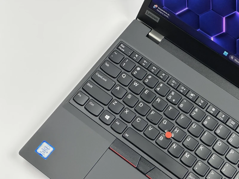 Lenovo ThinkPad T590 z i5-8365U, 15.6" FHD i Intel UHD Graphics 620. Biznesowy laptop z klawiaturą US, blokiem numerycznym i solidną obudową.