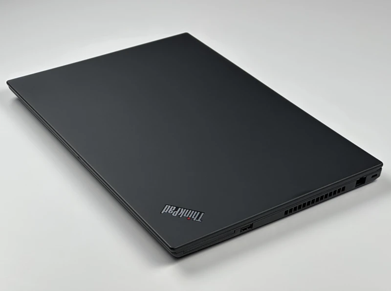 Lenovo ThinkPad T590 z i5-8365U, 15.6" FHD i Intel UHD Graphics 620. Biznesowy laptop z klawiaturą US, blokiem numerycznym i solidną obudową.