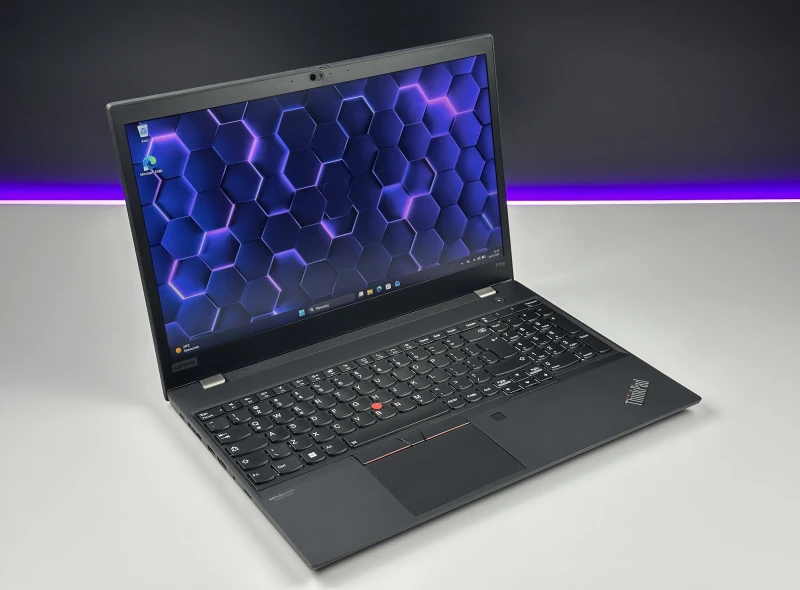 Lenovo ThinkPad P15s Gen 2 z i7-1165G7, ekranem 15.6" FHD i NVIDIA T500. Mobilna stacja robocza z Thunderbolt 4 do pracy projektowej.