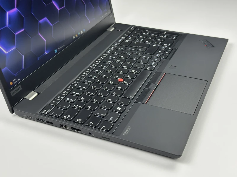 Lenovo ThinkPad P15s Gen 2 z i7-1165G7, ekranem 15.6" FHD i NVIDIA T500. Mobilna stacja robocza z Thunderbolt 4 do pracy projektowej.