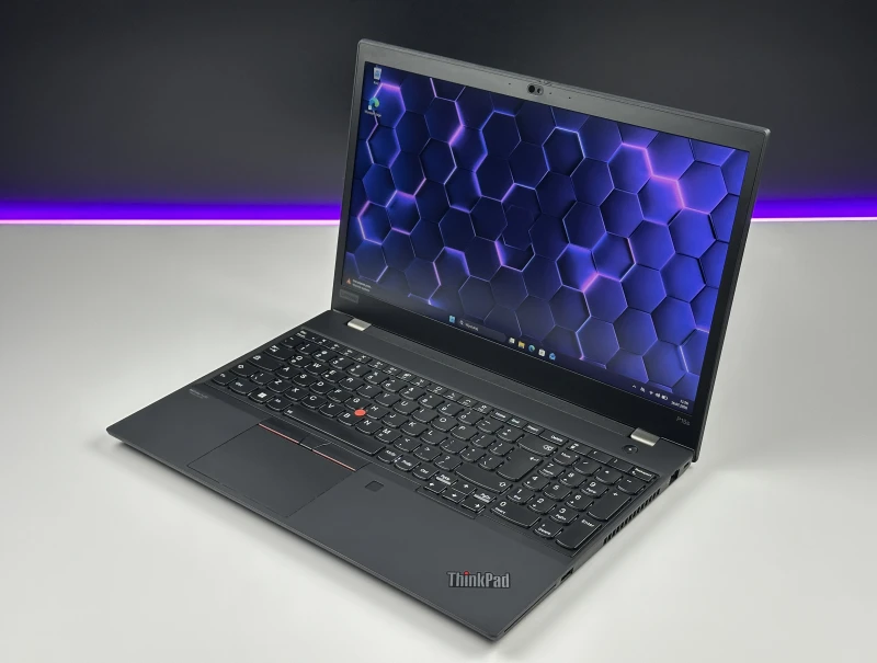 Lenovo ThinkPad P15s Gen 2 z i7-1165G7, ekranem 15.6" FHD i NVIDIA T500. Mobilna stacja robocza z Thunderbolt 4 do pracy projektowej.