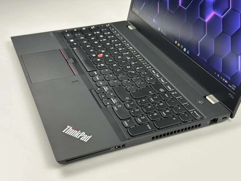 Lenovo ThinkPad P15s Gen 2 z i7-1165G7, ekranem 15.6" FHD i NVIDIA T500. Mobilna stacja robocza z Thunderbolt 4 do pracy projektowej.
