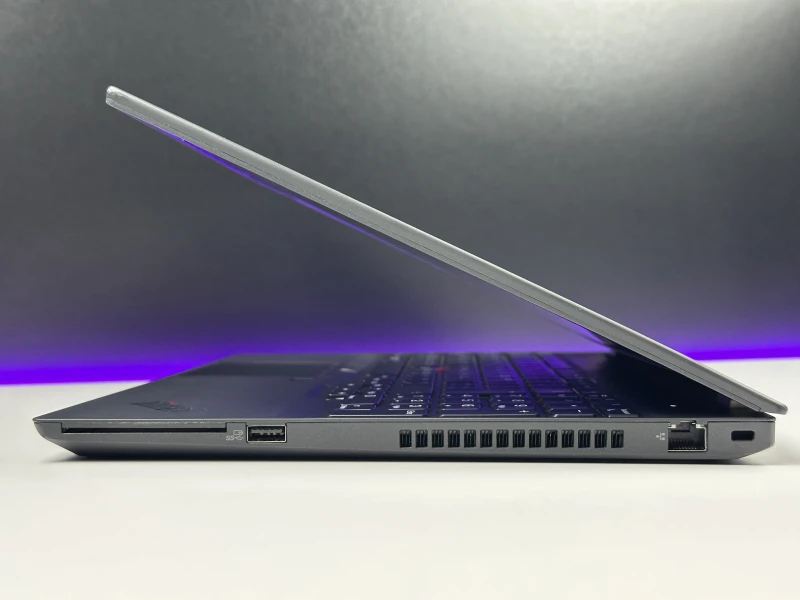 Lenovo ThinkPad P15s Gen 2 z i7-1165G7, ekranem 15.6" FHD i NVIDIA T500. Mobilna stacja robocza z Thunderbolt 4 do pracy projektowej.