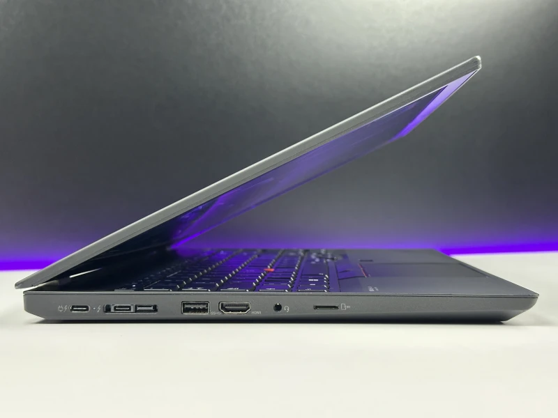 Lenovo ThinkPad P15s Gen 2 z i7-1165G7, ekranem 15.6" FHD i NVIDIA T500. Mobilna stacja robocza z Thunderbolt 4 do pracy projektowej.