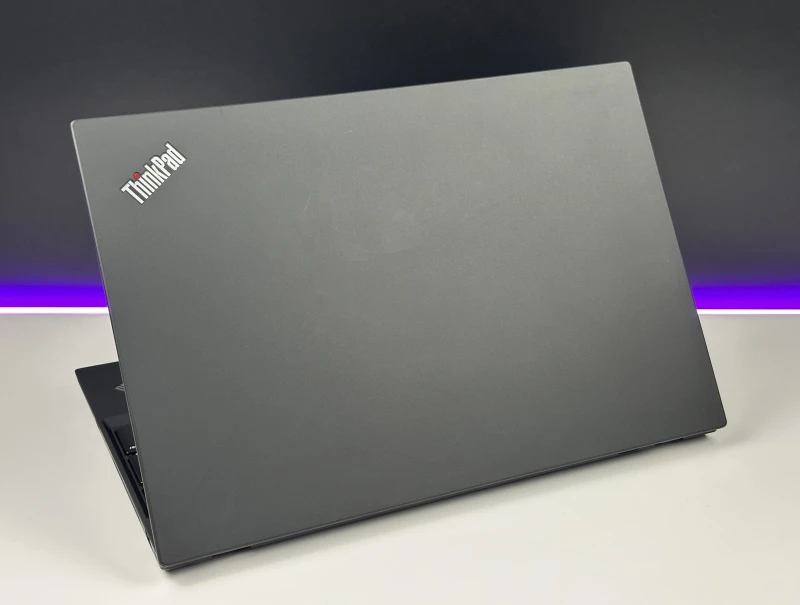 Lenovo ThinkPad P15s Gen 2 z i7-1165G7, ekranem 15.6" FHD i NVIDIA T500. Mobilna stacja robocza z Thunderbolt 4 do pracy projektowej.