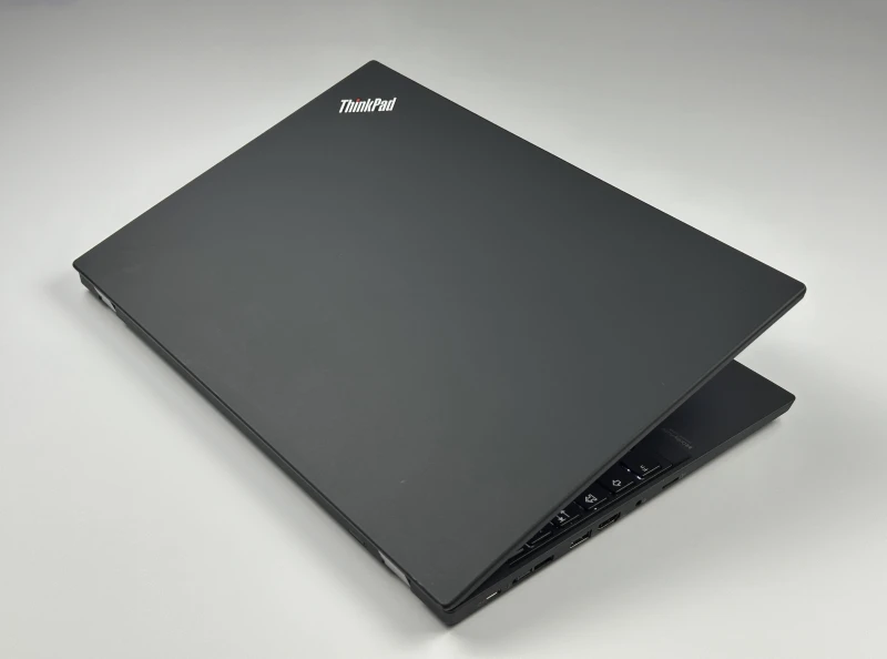 Lenovo ThinkPad P15s Gen 2 z i7-1165G7, ekranem 15.6" FHD i NVIDIA T500. Mobilna stacja robocza z Thunderbolt 4 do pracy projektowej.