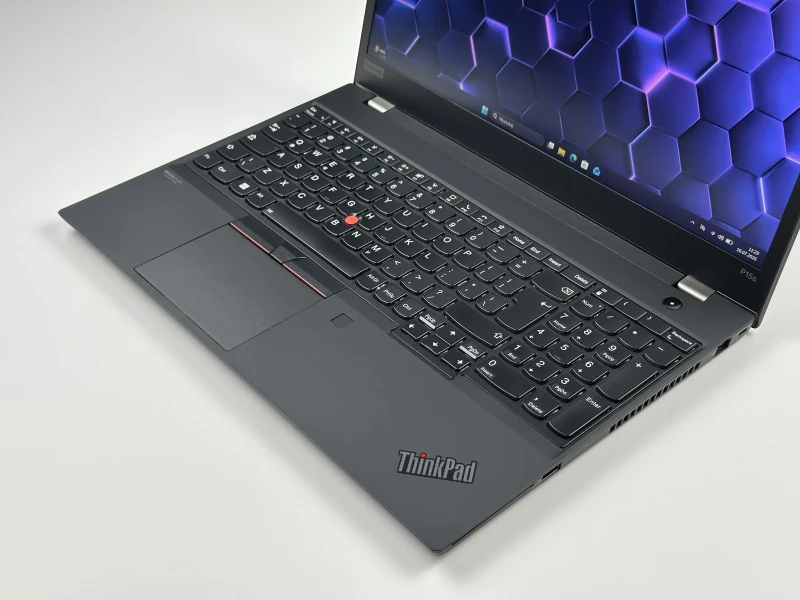 Lenovo ThinkPad P15s Gen 2 z i7-1165G7, ekranem 15.6" FHD i NVIDIA T500. Mobilna stacja robocza z Thunderbolt 4 do pracy projektowej.