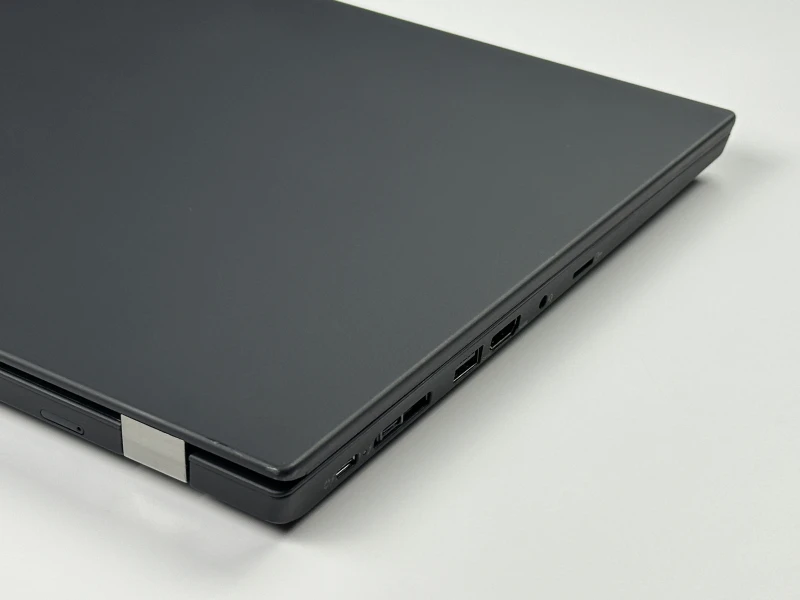 Lenovo ThinkPad P15s Gen 2 z i7-1165G7, ekranem 15.6" FHD i NVIDIA T500. Mobilna stacja robocza z Thunderbolt 4 do pracy projektowej.