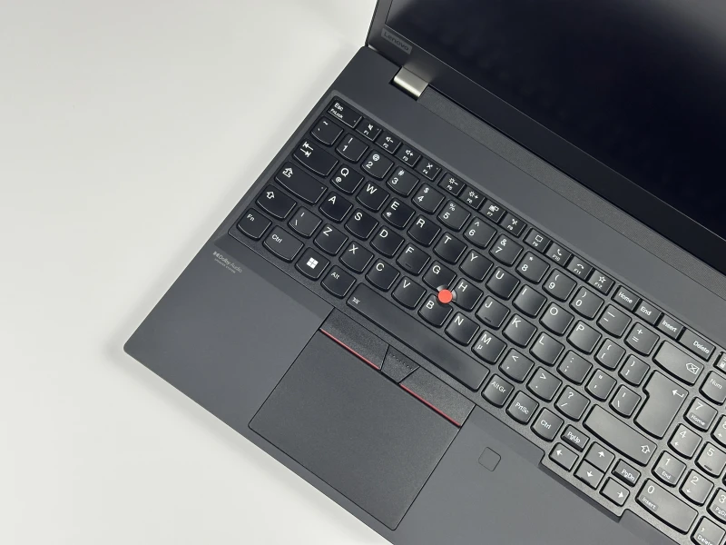 Lenovo ThinkPad P15s Gen 2 z i7-1165G7, ekranem 15.6" FHD i NVIDIA T500. Mobilna stacja robocza z Thunderbolt 4 do pracy projektowej.