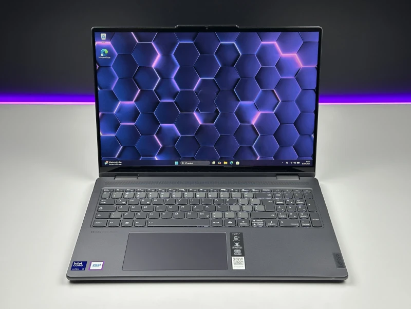 Yoga 7 2in1 16IML9 z Ultra 5 125U. Dotykowy ekran 16” FHD+ i zawias 360° zapewniają komfort pracy, tworzenia i rozrywki w trybie laptopa i tabletu.