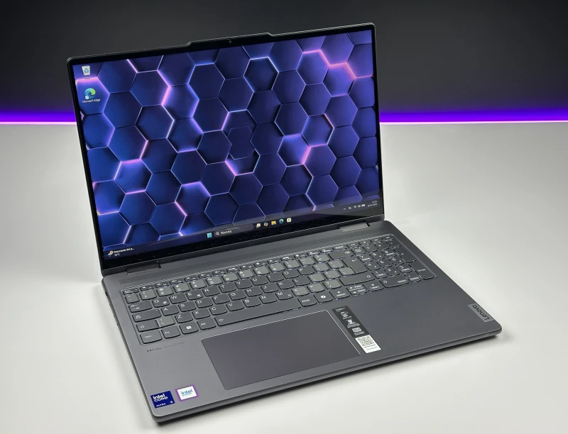 Yoga 7 2in1 16IML9 z Ultra 5 125U. Dotykowy ekran 16” FHD+ i zawias 360° zapewniają komfort pracy, tworzenia i rozrywki w trybie laptopa i tabletu.