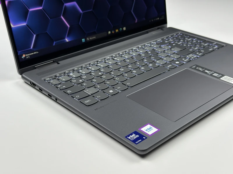 Yoga 7 2in1 16IML9 z Ultra 5 125U. Dotykowy ekran 16” FHD+ i zawias 360° zapewniają komfort pracy, tworzenia i rozrywki w trybie laptopa i tabletu.