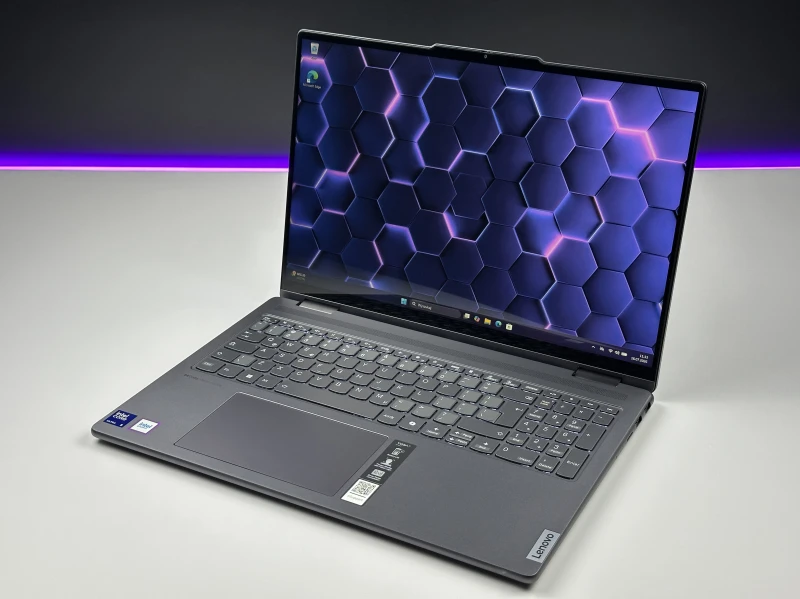 Yoga 7 2in1 16IML9 z Ultra 5 125U. Dotykowy ekran 16” FHD+ i zawias 360° zapewniają komfort pracy, tworzenia i rozrywki w trybie laptopa i tabletu.