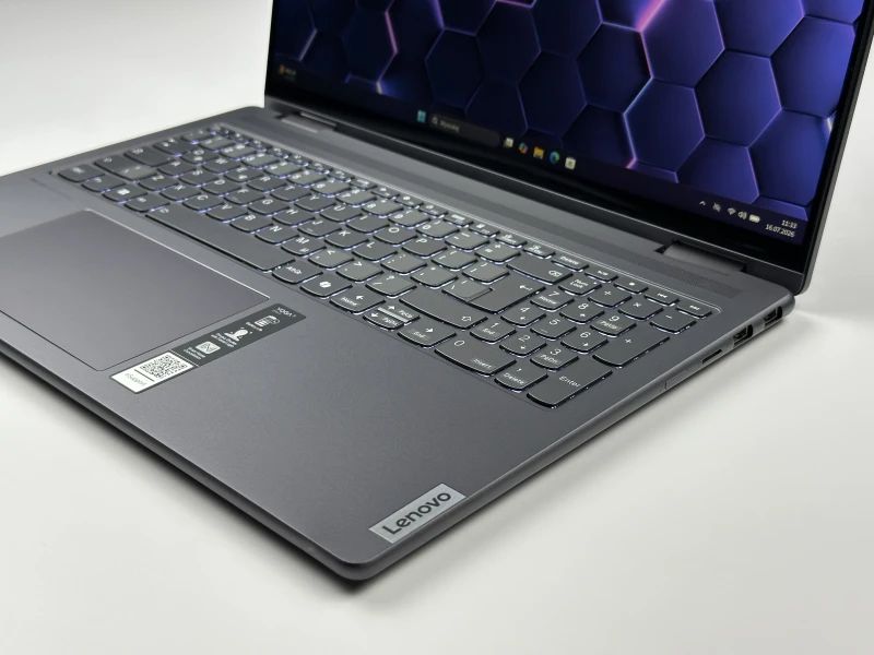 Yoga 7 2in1 16IML9 z Ultra 5 125U. Dotykowy ekran 16” FHD+ i zawias 360° zapewniają komfort pracy, tworzenia i rozrywki w trybie laptopa i tabletu.