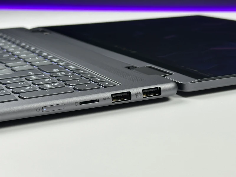 Yoga 7 2in1 16IML9 z Ultra 5 125U. Dotykowy ekran 16” FHD+ i zawias 360° zapewniają komfort pracy, tworzenia i rozrywki w trybie laptopa i tabletu.