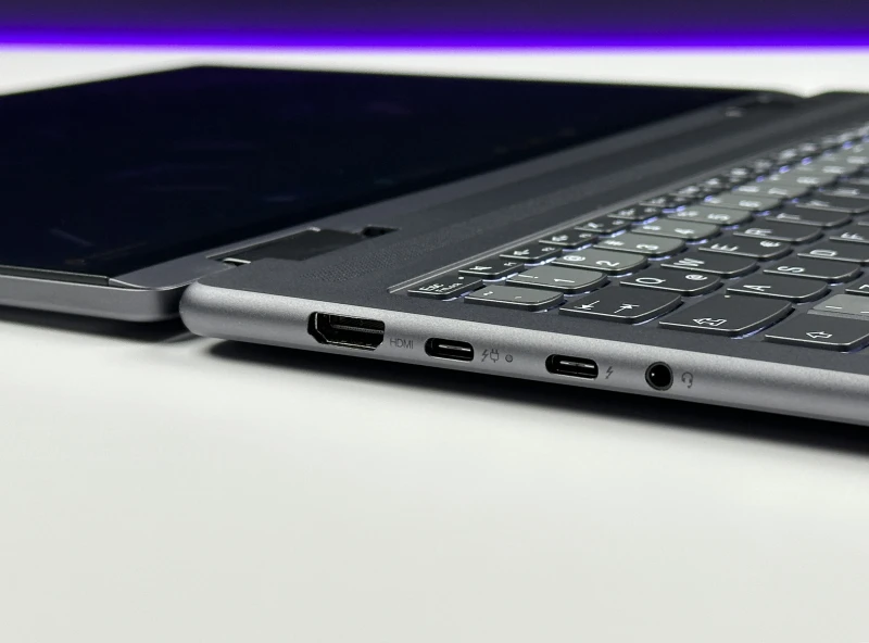 Yoga 7 2in1 16IML9 z Ultra 5 125U. Dotykowy ekran 16” FHD+ i zawias 360° zapewniają komfort pracy, tworzenia i rozrywki w trybie laptopa i tabletu.