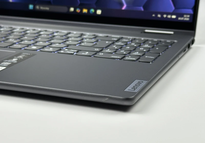 Yoga 7 2in1 16IML9 z Ultra 5 125U. Dotykowy ekran 16” FHD+ i zawias 360° zapewniają komfort pracy, tworzenia i rozrywki w trybie laptopa i tabletu.