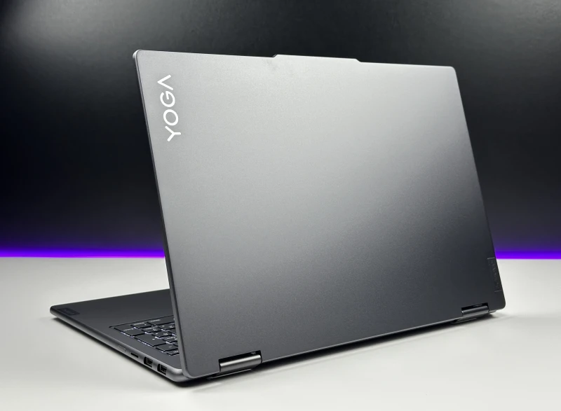 Yoga 7 2in1 16IML9 z Ultra 5 125U. Dotykowy ekran 16” FHD+ i zawias 360° zapewniają komfort pracy, tworzenia i rozrywki w trybie laptopa i tabletu.