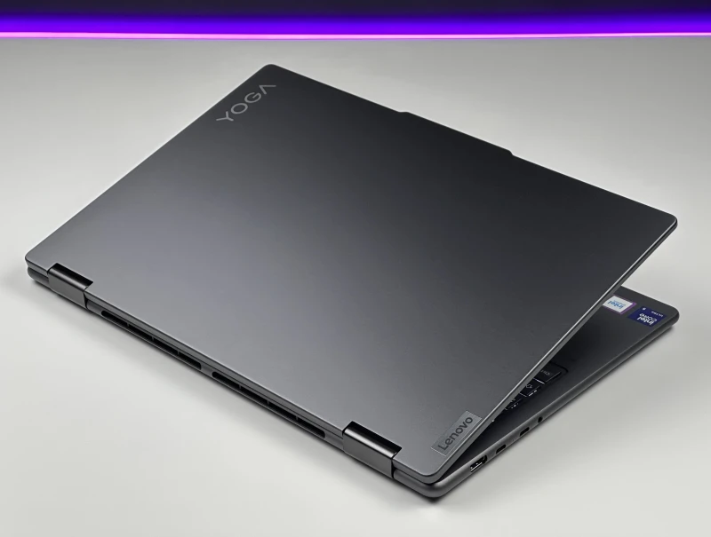 Yoga 7 2in1 16IML9 z Ultra 5 125U. Dotykowy ekran 16” FHD+ i zawias 360° zapewniają komfort pracy, tworzenia i rozrywki w trybie laptopa i tabletu.