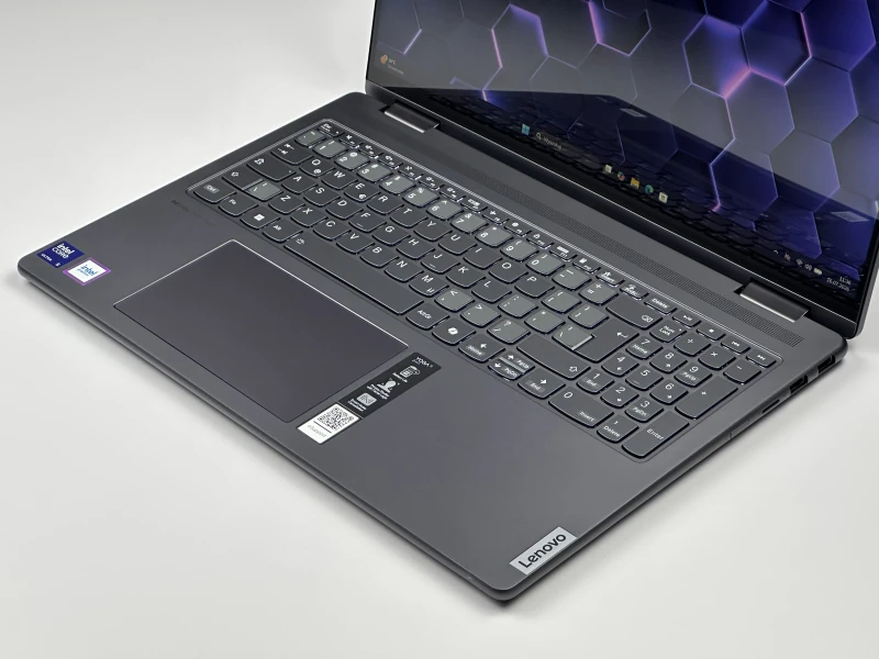 Yoga 7 2in1 16IML9 z Ultra 5 125U. Dotykowy ekran 16” FHD+ i zawias 360° zapewniają komfort pracy, tworzenia i rozrywki w trybie laptopa i tabletu.