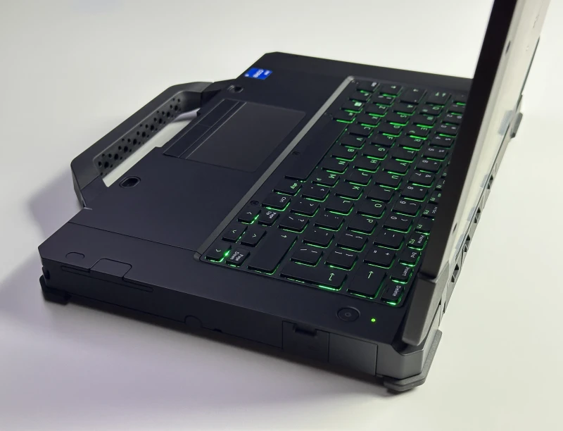 Dell Latitude 5430 Rugged z i5-1145G7, 14" FHD i Intel Iris Xe. Wzmocniony laptop terenowy z podświetlaną klawiaturą RGB i uszczelnionymi portami.