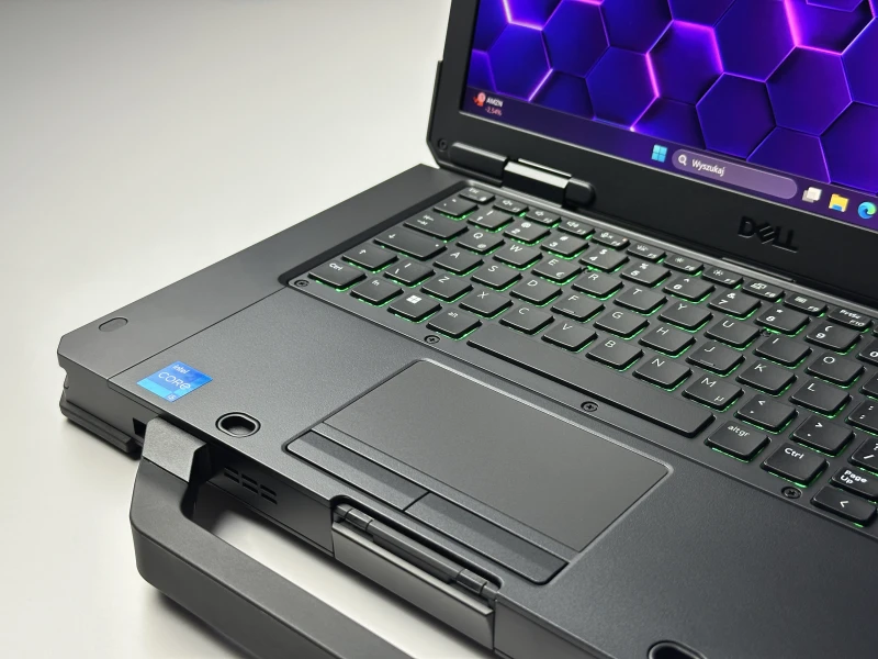 Dell Latitude 5430 Rugged z i5-1145G7, 14" FHD i Intel Iris Xe. Wzmocniony laptop terenowy z podświetlaną klawiaturą RGB i uszczelnionymi portami.