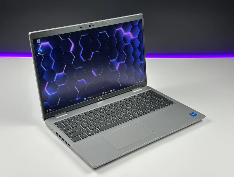 Dell Latitude 5520 z procesorem i5-1135G7, 15.6" dotyk, modemem LTE i klawiaturą US. Biznesowy laptop z Intel Iris Xe oraz Wi-Fi 6 do pracy mobilnej.