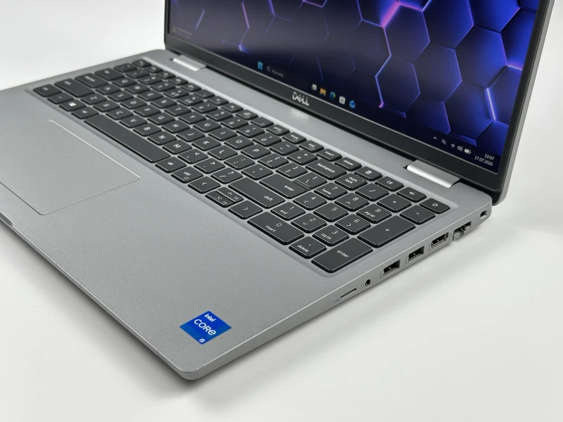 Dell Latitude 5520 z procesorem i5-1135G7, 15.6" dotyk, modemem LTE i klawiaturą US. Biznesowy laptop z Intel Iris Xe oraz Wi-Fi 6 do pracy mobilnej.