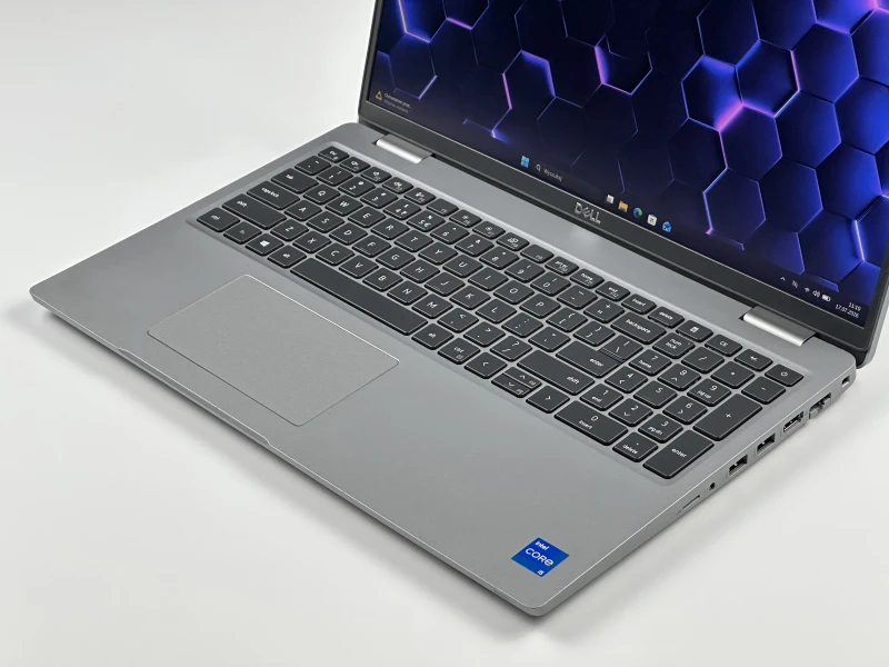 Dell Latitude 5520 z procesorem i5-1135G7, 15.6" dotyk, modemem LTE i klawiaturą US. Biznesowy laptop z Intel Iris Xe oraz Wi-Fi 6 do pracy mobilnej.