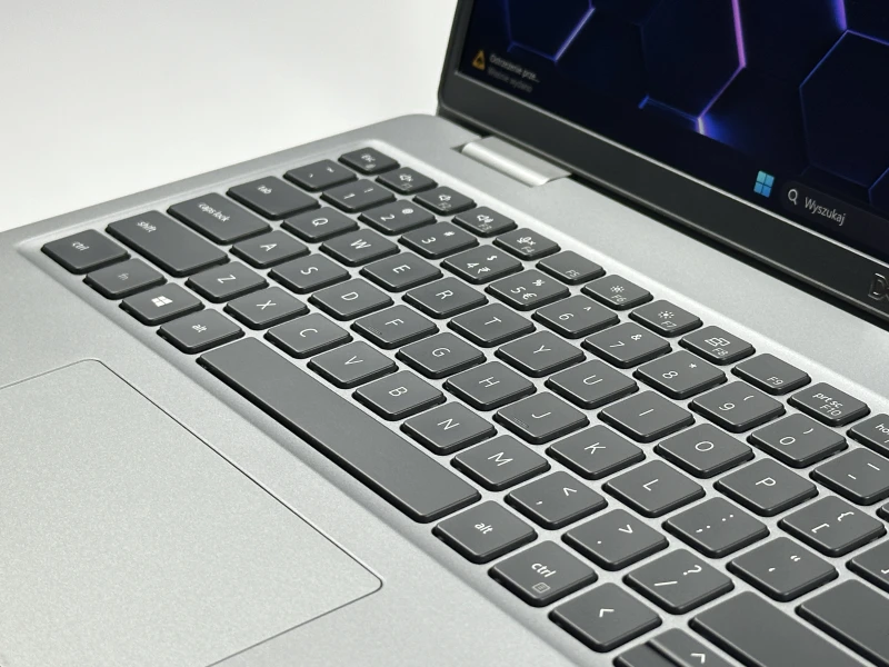 Dell Latitude 5520 z procesorem i5-1135G7, 15.6" dotyk, modemem LTE i klawiaturą US. Biznesowy laptop z Intel Iris Xe oraz Wi-Fi 6 do pracy mobilnej.