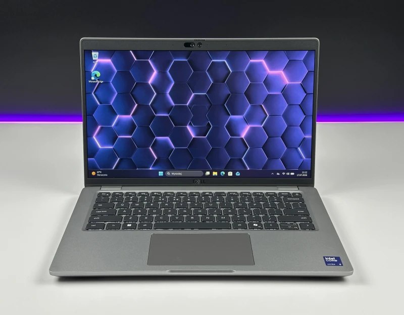 Dell Latitude 5450 z Ultra 5 135U, ekranem 14" FHD i klawiaturą US. Laptop biznesowy z Intel AI Boost NPU i nowoczesną platformą Core Ultra.