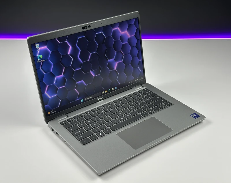 Dell Latitude 5450 z Ultra 5 135U, ekranem 14" FHD i klawiaturą US. Laptop biznesowy z Intel AI Boost NPU i nowoczesną platformą Core Ultra.