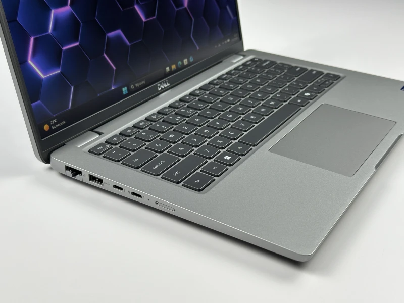 Dell Latitude 5450 z Ultra 5 135U, ekranem 14" FHD i klawiaturą US. Laptop biznesowy z Intel AI Boost NPU i nowoczesną platformą Core Ultra.