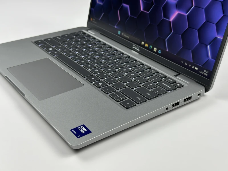 Dell Latitude 5450 z Ultra 5 135U, ekranem 14" FHD i klawiaturą US. Laptop biznesowy z Intel AI Boost NPU i nowoczesną platformą Core Ultra.