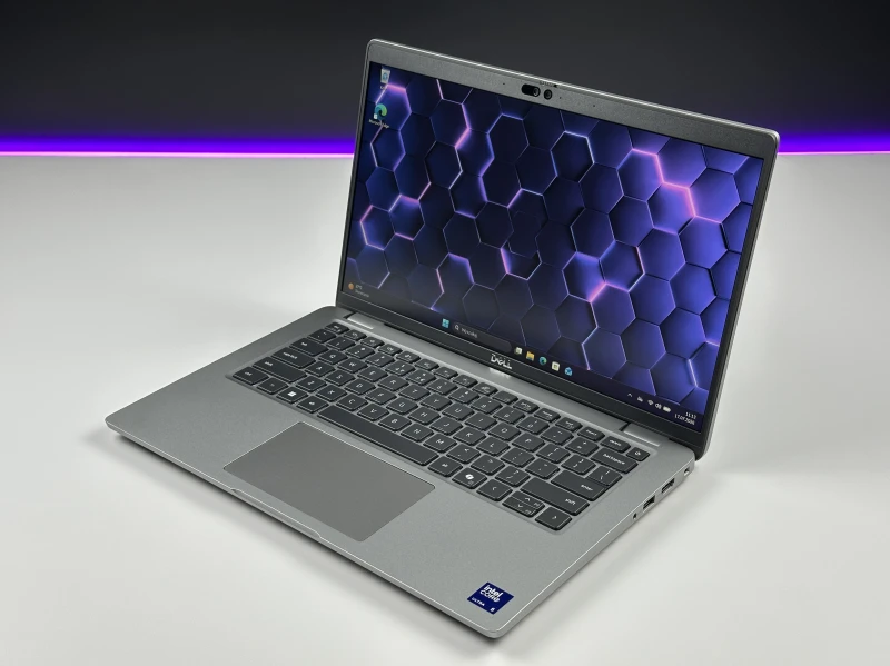 Dell Latitude 5450 z Ultra 5 135U, ekranem 14" FHD i klawiaturą US. Laptop biznesowy z Intel AI Boost NPU i nowoczesną platformą Core Ultra.