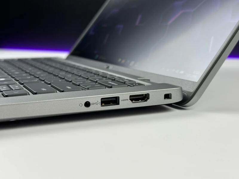 Dell Latitude 5450 z Ultra 5 135U, ekranem 14" FHD i klawiaturą US. Laptop biznesowy z Intel AI Boost NPU i nowoczesną platformą Core Ultra.
