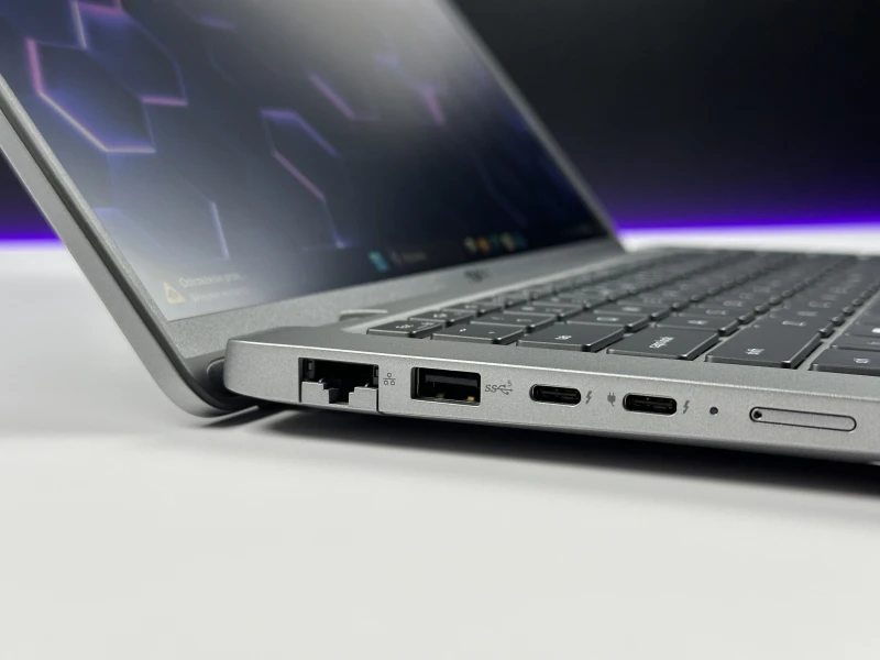 Dell Latitude 5450 z Ultra 5 135U, ekranem 14" FHD i klawiaturą US. Laptop biznesowy z Intel AI Boost NPU i nowoczesną platformą Core Ultra.
