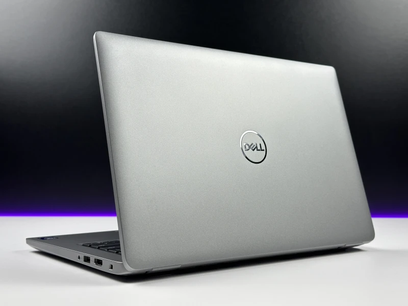 Dell Latitude 5450 z Ultra 5 135U, ekranem 14" FHD i klawiaturą US. Laptop biznesowy z Intel AI Boost NPU i nowoczesną platformą Core Ultra.