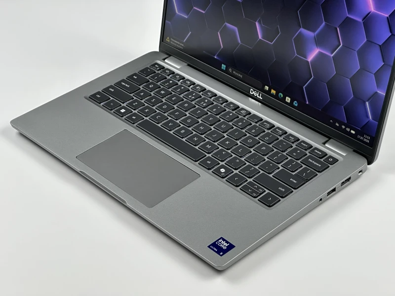 Dell Latitude 5450 z Ultra 5 135U, ekranem 14" FHD i klawiaturą US. Laptop biznesowy z Intel AI Boost NPU i nowoczesną platformą Core Ultra.