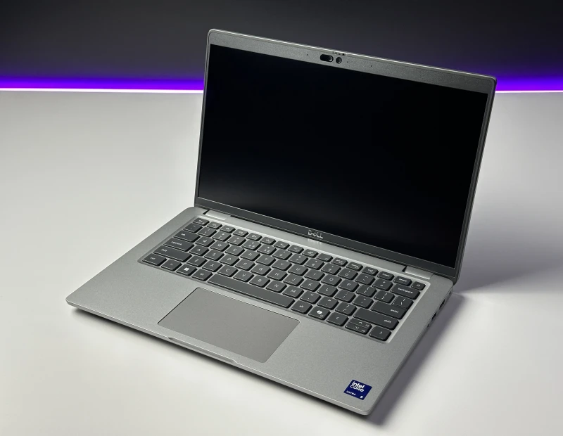 Dell Latitude 5450 z Ultra 5 135U, ekranem 14" FHD i klawiaturą US. Laptop biznesowy z Intel AI Boost NPU i nowoczesną platformą Core Ultra.