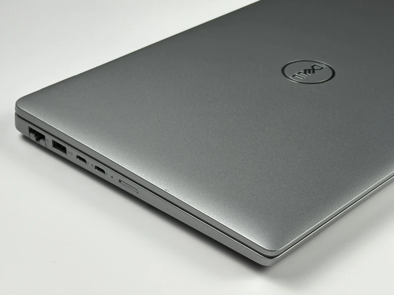 Dell Latitude 5450 z Ultra 5 135U, ekranem 14" FHD i klawiaturą US. Laptop biznesowy z Intel AI Boost NPU i nowoczesną platformą Core Ultra.