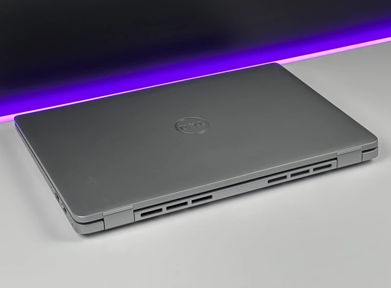 Dell Latitude 5450 z Ultra 5 135U, ekranem 14" FHD i klawiaturą US. Laptop biznesowy z Intel AI Boost NPU i nowoczesną platformą Core Ultra.