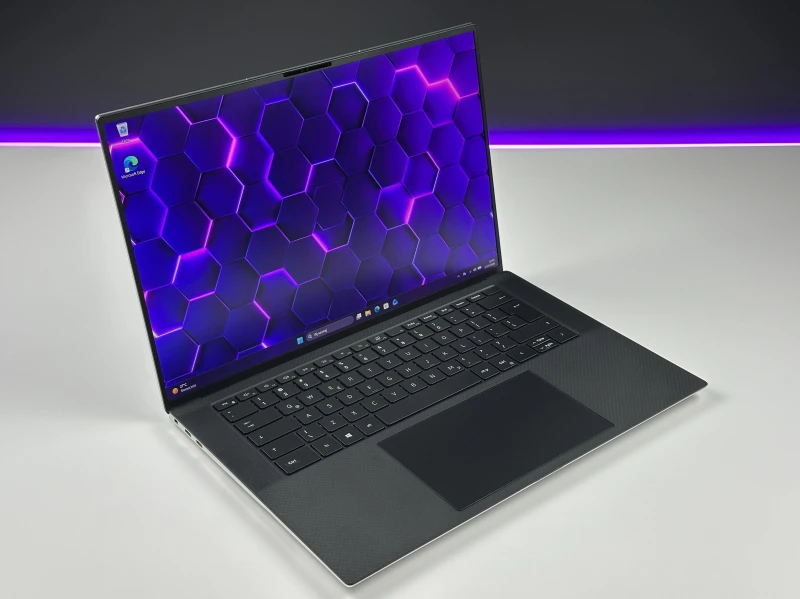 Dell XPS 15 9510 z procesorem i7-11800H, ekranem 15.6" FHD+ i RTX 3050 Ti. Laptop premium z aluminiową obudową i złączami Thunderbolt 4.