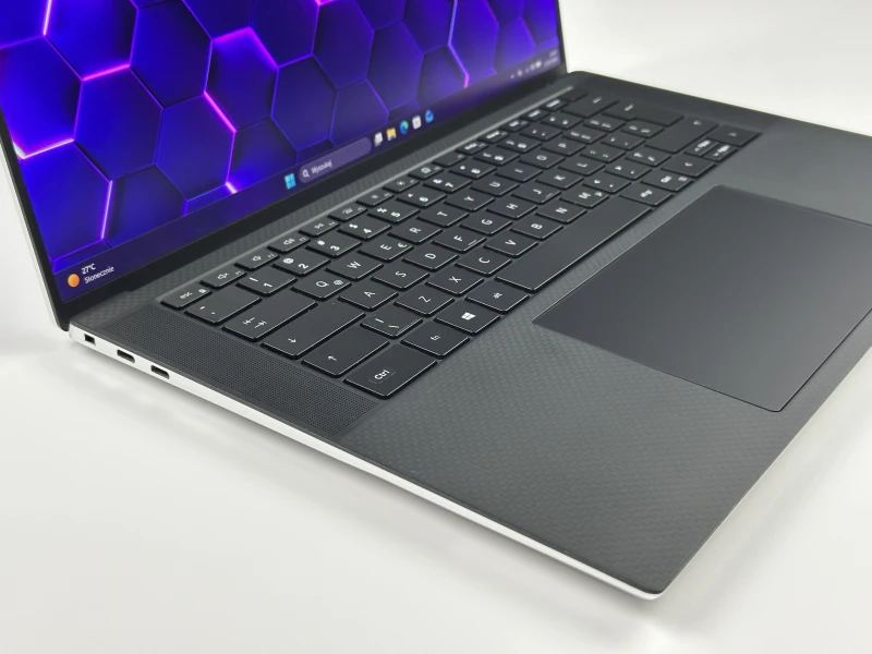 Dell XPS 15 9510 z procesorem i7-11800H, ekranem 15.6" FHD+ i RTX 3050 Ti. Laptop premium z aluminiową obudową i złączami Thunderbolt 4.
